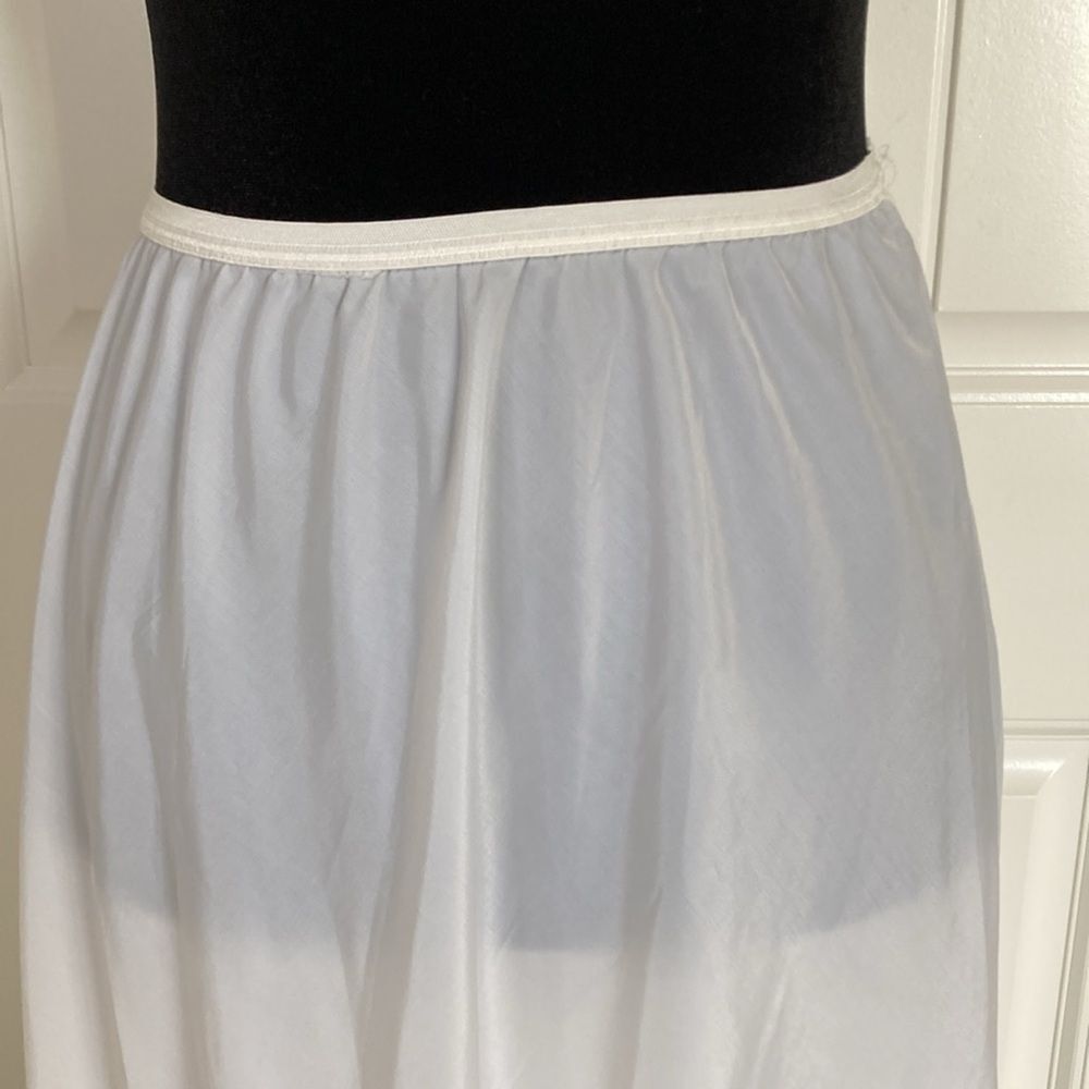 Vintage Womens 1/2 Slip L‎ Creamy White Lace Trim Feminine Girly Classic - Picture 2 of 8